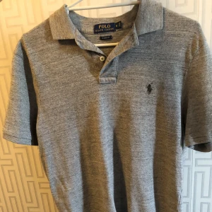 Ralph Lauren polo  - En oanvänd Ralph Lauren (Regular fit) som är alltså lite slappare i passformen.   Strl S men sitter mer som S/M  Färg: Grå  Pris:350  Har ni frågor så är det bara att ställa dom😊