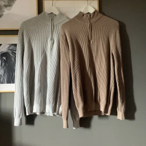 John henric tröjor - Säljer nu 2 st john henric half zip tröjor i storlek M! Båda är använda 1 gång så alltså ny skick! Dom kostade 800kr styck nya men säljer nu båda för 1000kr alltså 500kr styck! Tröjorna finns inte längre fick dom i julklapp! 