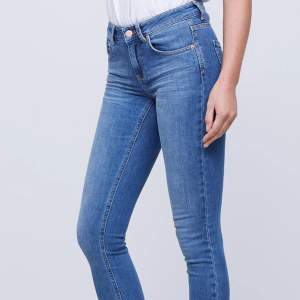 Mid Rise jeans från Gina Tricot. Modellen heter Lisa och de har lite stretch. Färgen syns bäst på sista bilden.