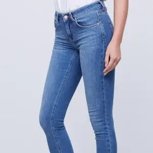 Mid Rise jeans från Gina Tricot. Modellen heter Lisa och de har lite stretch. Färgen syns bäst på sista bilden.