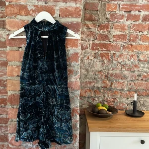 Byxdress  - Sametsmatreal storlek 36  