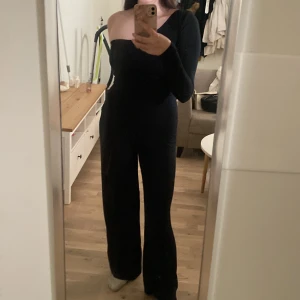 Jättefin byxdress  - Kommer aldrig till användning, använd en gång  Pris kan diskuteras 