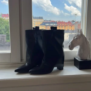 Klackskor  - Klackskor från PLT, helt oanvända och helt underbara men står mest på hyllan tyvärr 🥺❤️