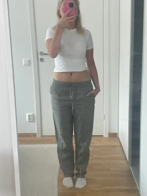 Linnebyxor  - Grå / gröna linnebyxor från H&M. Går att va både vanligt och lågmidjat. 