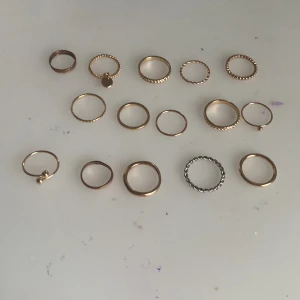 Ringar  - Fina Olika ringar i olika storlekar! Vet inte exakt måtten så kom privat ifall du vill ha närmare bild och storlek. Säljer pga att jag inte använder de eller är för stora💓PRIET ÄR STYCKVIS!