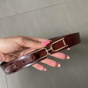 Läder midjeskärp - Mörkbrunt konjakfärgatt midjeskärp från Massimo Dutti. Storlek XS, längd 77cm. I äkta läder. Använt 1 gång, nyskick 🤍