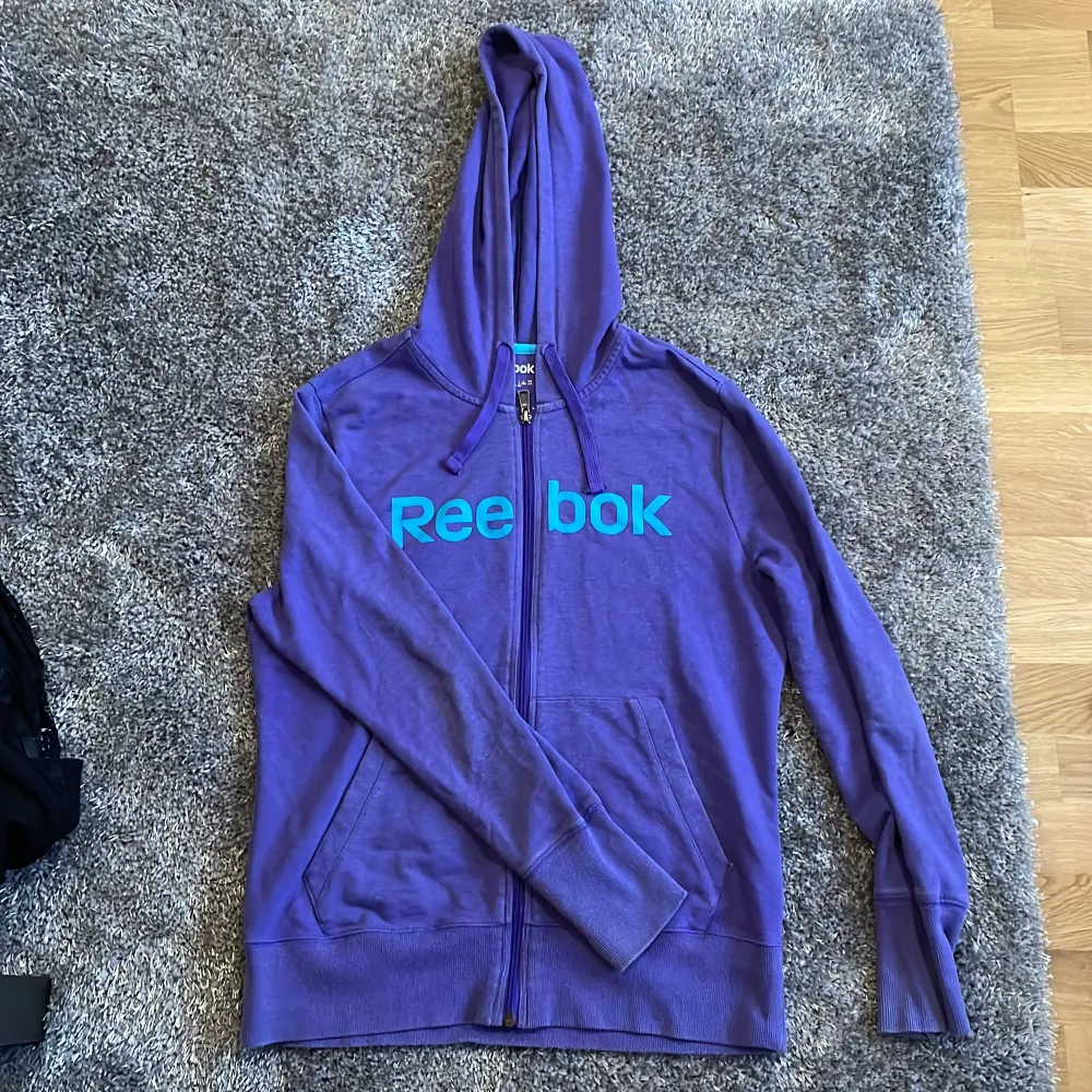 En gammal lila hoodie från Reebok. Välanvänd men inga som helst fel på. Hoodies.