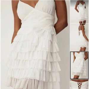 Vit klänning med volanger  - Jättesöt slutsåld klänning från Nelly  Aldrig aldrig använd men lagad dragkedja, storlek 32 men sitter mer som 34