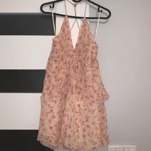 Zara klänning - Intressekoll på denna klänning som är från zara med lapp kvar.💕