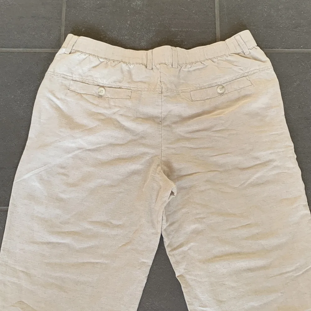 Riktigt snygga linnebyxor från Jack and Jones i jättebra skick som jag köpte förra sommarn. Säljer för att dom tyvärr har blivit för små. Köpte dom för 600kr. Jeans & Byxor.