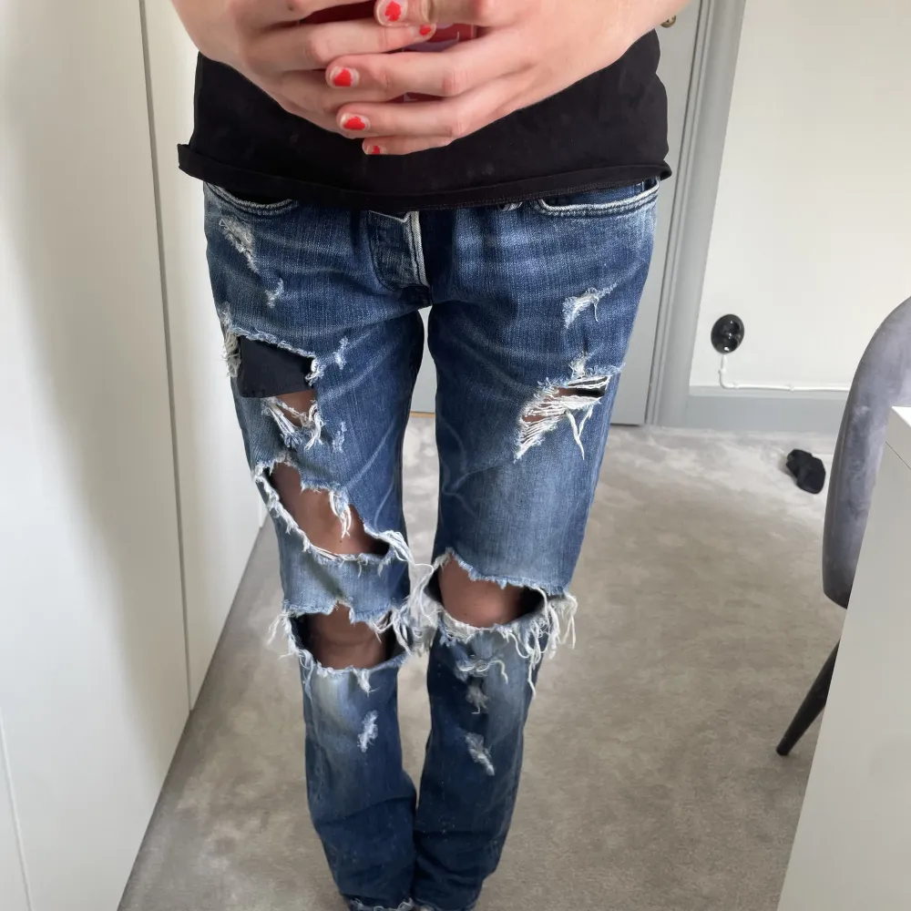 Coola jeans med hål från replay . Jeans & Byxor.