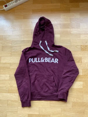 Pull and Bear hoodie - Väldigt fin pull and bear hoodie. Köpt i Kanada 2017, bra skick. 