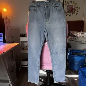 Ett par jeans som blivit för stora på mig, storlek 40 och finns att hämta :)