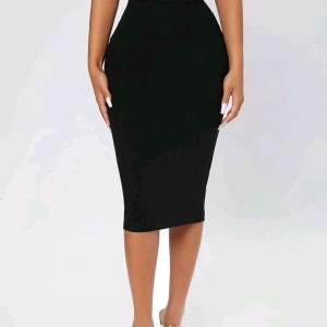 En svart tight kjol, säljer då den är för stor för mig, brukar ha stl XXs, så passar nog både XXs och Xs, köptes för 159, helt ny