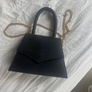Svart väska - Liten svart gullig väska köpt från MQ. Väskan är i väldigt fint skick💕