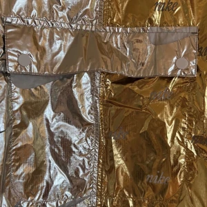 Jack. - Jacka med högkrage och ficka fram. Aldrig använd.  Köparen står för frakt 