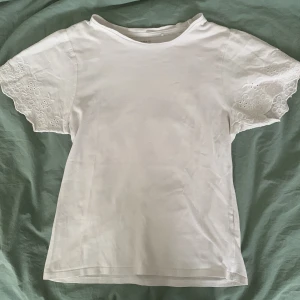 Vit Sthlm stil topp🤍 - En Sthlm stil tröja, med med jätte fina detaljer på ”kanten” mycket bra skick 🤍