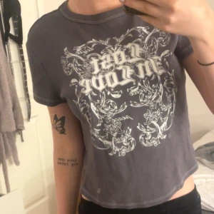 baby tee  - baby tee med snyggt tryck🤍storlek M men passar även S och Xs. Frakt-39