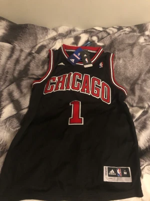 Nba Chicago bulls derick rose jersey  - Aldrig använd. Lappar och plast förpackning finns kvar. Den är storlek m men kan passa l.