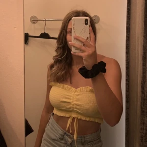 Tube top - Säljer en gul superfin tubetop som aldrig använts. Man kan dra åt den beroende på hur man vill att den sitter 💛