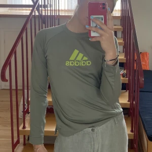 Adidas långärmad träningströja - Hej!   En militärgrön långärmad träningströja i superbra skick! Second hand❤️  Rensar garderoben och säljer ut en massa kläder! Samfraktar gärna, priset är diskuterbart vid snabb affär!❤️