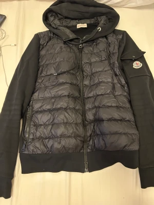 Moncler  - Använt få gånger ny skick L passar även M