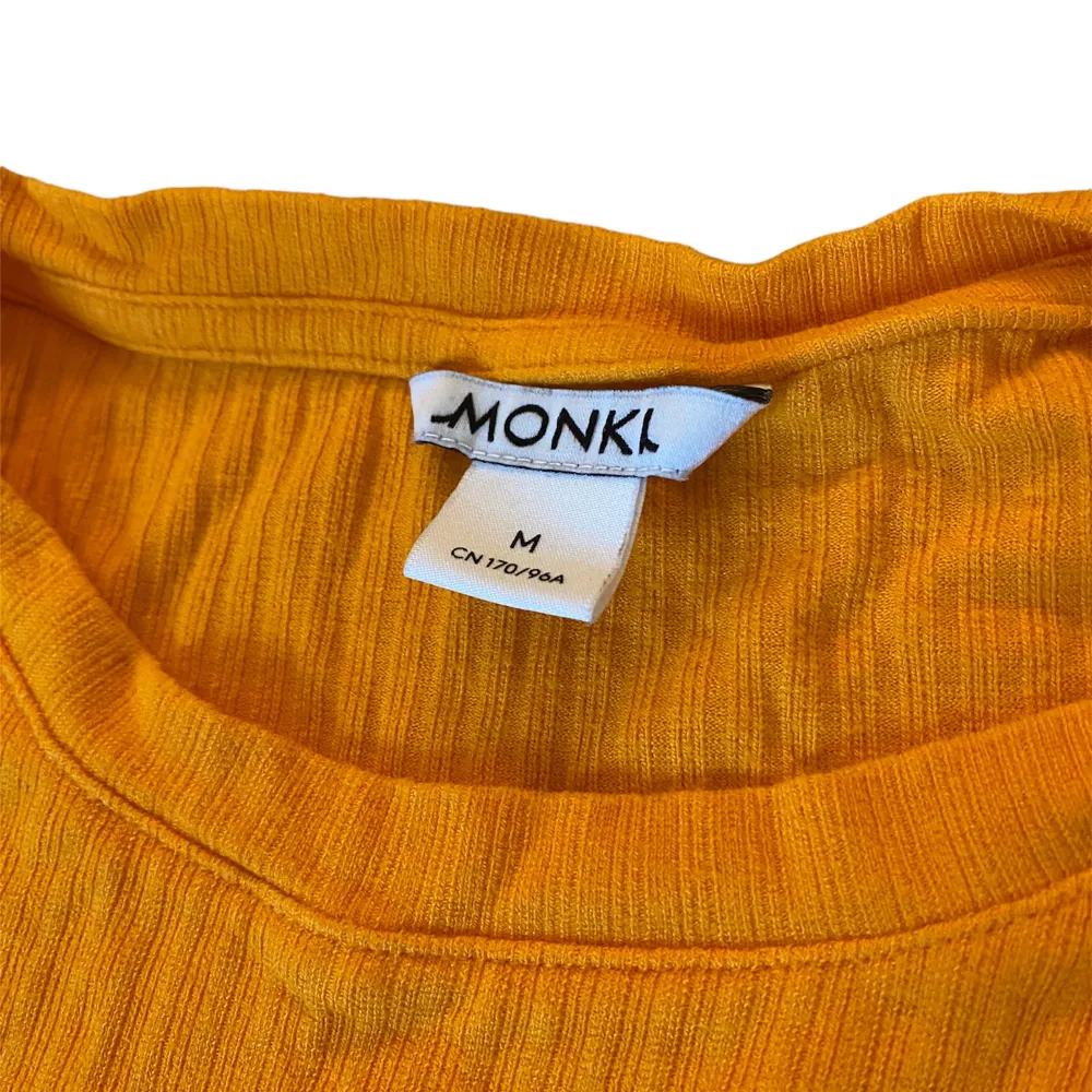 Fin orange T-shirt från Monki i storlek M men passar även mig lite löst (XS). köptes för många år sedan men är i super bra skick! Skulle dock behöva strykas men har ingen strykmaskin… (97% viskos, 3% Elastan). T-shirts.