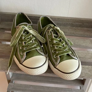 Gröna sneakers  - Jättesnygga Gröna sneakers från märket Graceland, i nyskick. Storlek 38. Skosnörena är av velvet tyg. Perfekta sommarskor för bara 99kr❤️