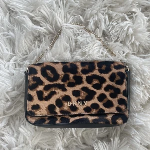 DKNY väska - Leopard dkny väska.