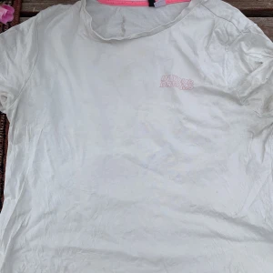 T-shirt  - Vanlig T-shirt med tryck både fram och bak. Ett litet därfram och stort på ryggen. Lite missfärgning här och där beroende på att den är vit och lätt blir smutsig :) samt något minimalt hål. Fläckarna borde gå bort om man tvättar noga. Garanterar inget…