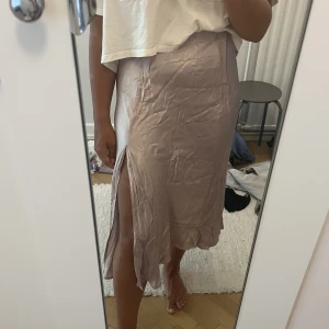Lila satinkjol - Lila satinkjol från H&M, väldigt skrynklig på bilden men går såklart att stryka. Sista bild tagen från hemsidan