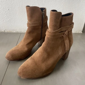 Bruna boots i mocka - Bruna boots i mocka, använda 1 gång. Klackhöjd 6cm, normala i storlek. Mycket bra skick - som nya! Köpta från Vagabond.