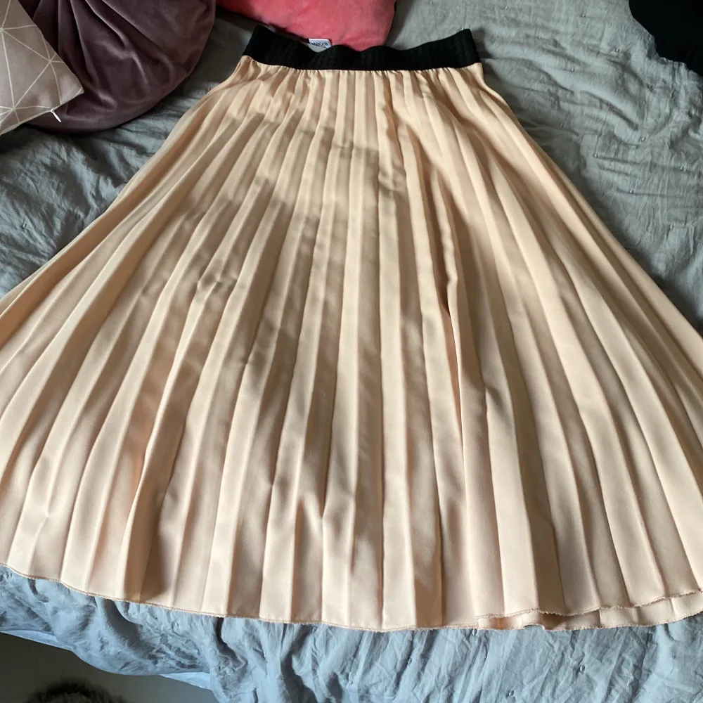 En lång maxi kjol som tyvärr är för kort på mig! Ljus rosa med svart kant med vikt material. Märket är ifrån pomp delux och är i storlek 146/152 men midjan sitter som en xs/s men midjan är stretchig!. Kjolar.