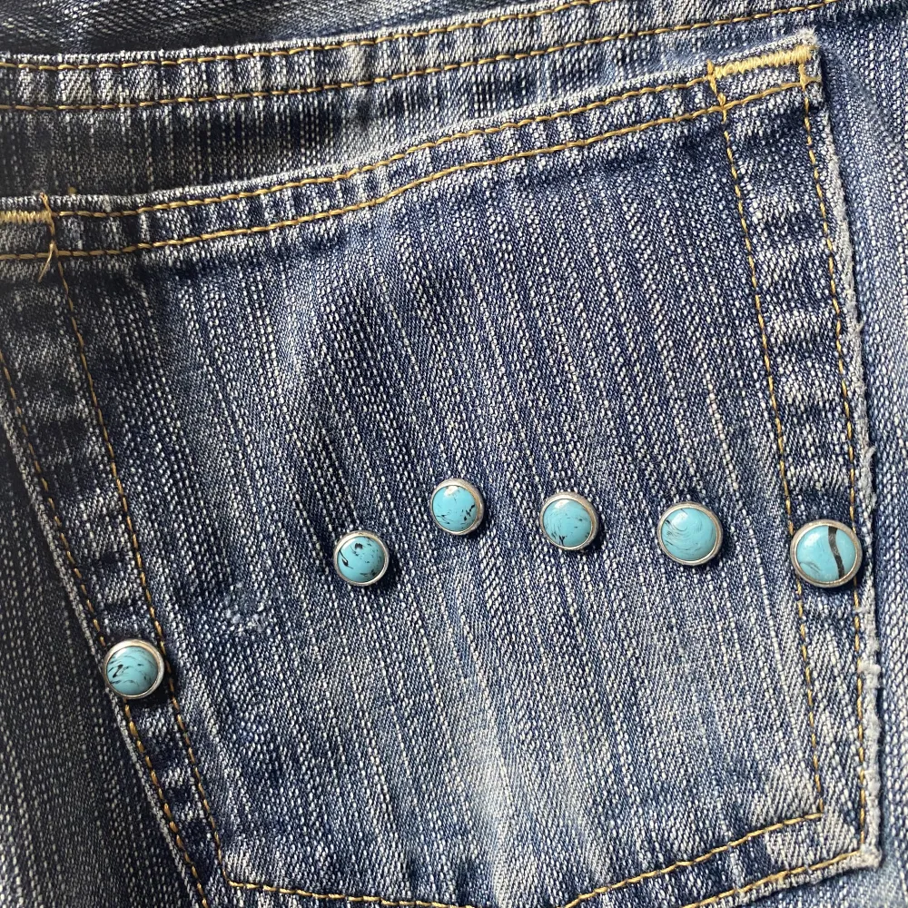 Jätte finna lågmidjade jeans men jag har ingen användning för dessa längre. Jätte finna knappar på. Men på ena fickan saknas en knapp jag har kvar den o kan sicka med den. . Jeans & Byxor.