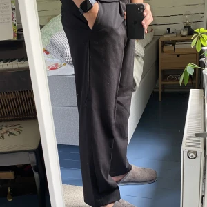 Svart kostymbyxa - Svart kostymbyxa från H&M, använd 1-2 gånger, skriv för fler frågor!