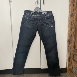 Low waist jeans - Dessa är från 90-2000talet! De har detaljer så som nitar och dragkedjor på bakfickorna. De är dock klippta min inga andra defekter. Tyvärr för små för mig.