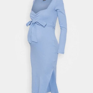 Gravidkläning  - Hade på mig bara en gång  Den är en jättefin kläning  Jag har köpt på zalando på 400 kr  Jag vill sälja den 250 kr