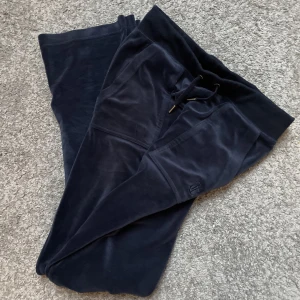 Juicy Couture  - Nästan helt oanvända har bara använt dessa 2-3 gånger och de är så sköna och bekväma! Så fint material älskar! Tyvärr blev de små för mig, köpt för 1200kr💘(❗️pris diskuteras privat❗️) 