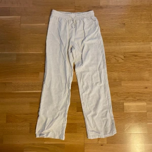 Beiga linnebyxor XXS Petite - Ett par beiga linnebyxor i XXS Petite. Innerbenslängd är ca 65cm. Helt nya, endast tvättade en gång!