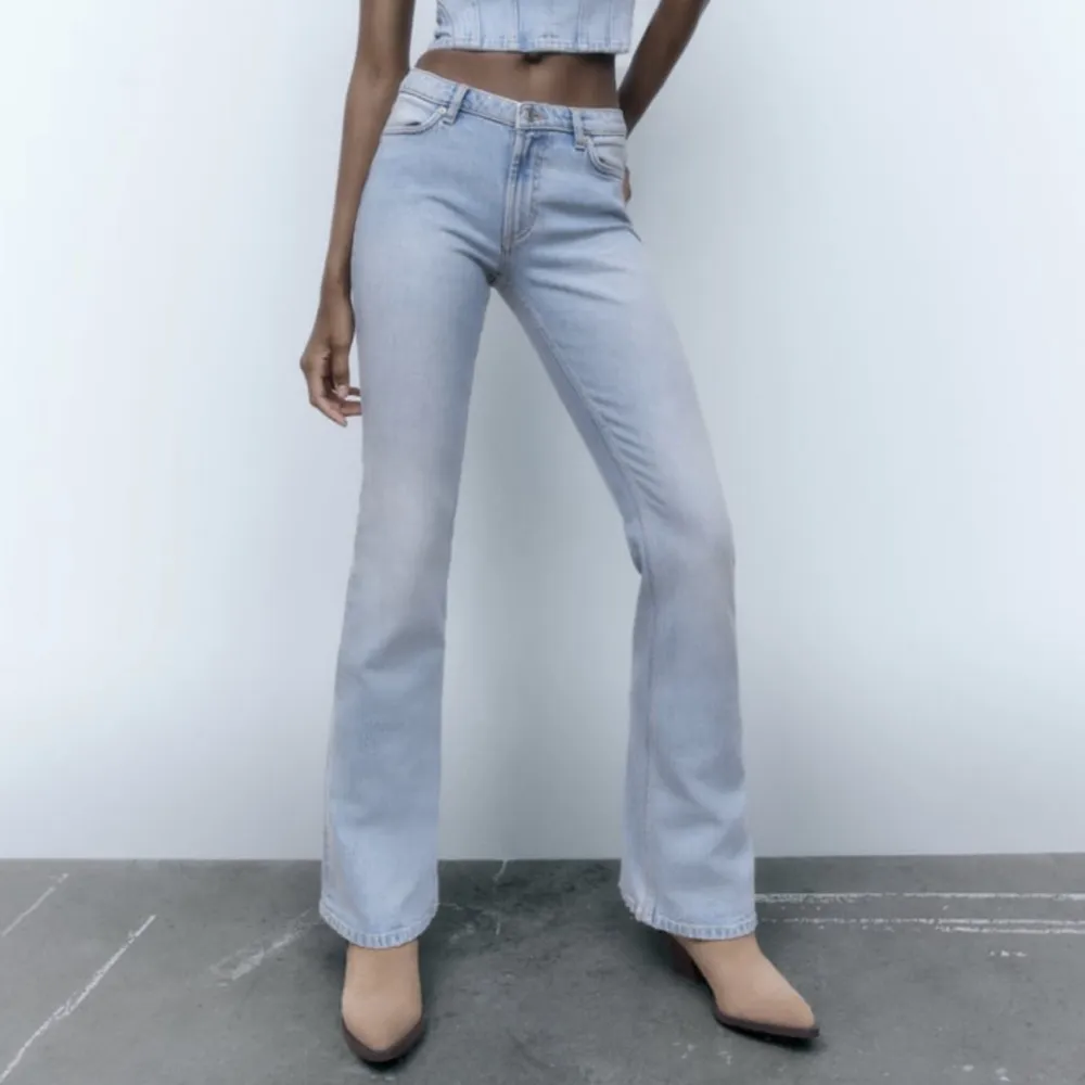 Populära Low Rise jeans från Zara . Jeans & Byxor.