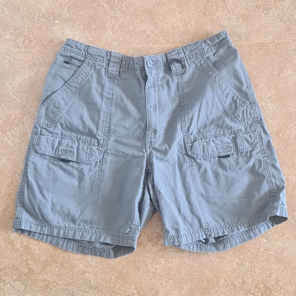 Snygga och bekväma cargoshorts som tyvärr är för stora. Midjan är stretchig och byxorna sitter löst runt benen. De är köpta för 349 från Beyond Retro. De är grönare än på bilden. Uppskattar storleken till 44-46. Kan ta mått vid intresse. 💚. Shorts.