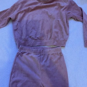 Pyjamas - Ljusrosa sammet mjukisset som säljs då de inte kommit till användning. Passar stl xxs- m 💗