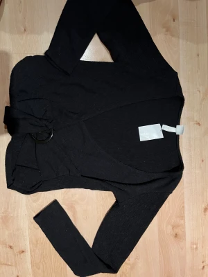 Omlotttopp - En oanvänd svart omlott tröja från hm. Finf och skönt material 