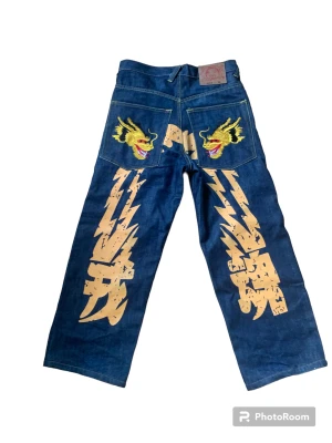 Evisu jeans  - Säljer nu de as feta evisu jeans. De har en as fet logga med drak märke. De är köpt nya men bara använt 3-4 gånger. De har dock fått ett litet märke vid knät. Kom med bud privat tänker mig minst 1100 eller om ni undrar över något särskilt.