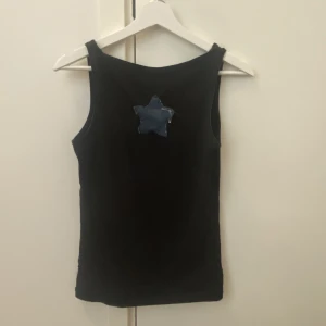 Topp - !Åker bort 1 juli så är ute efter snabb affär, kan sänka pris!  ”Star girl” inspirerad topp med en påsydd stjärna i jeans tyg samt två gem som ger den en cool look! Endast använd på the weeknd konserten! 