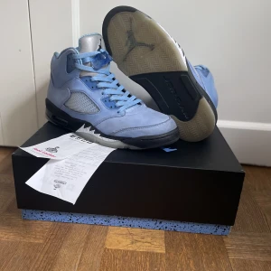 Jordan 5 UNC - Säljer mina Jordan 5 UNC köpta för 2500kr på Footlocker då de inte kommer till någon användning. Skorna är använda endast några få gånger och är i mycket bra skick (9/10). Kvitto samt box medföljer. Hör av dig i Dm vid funderingar!