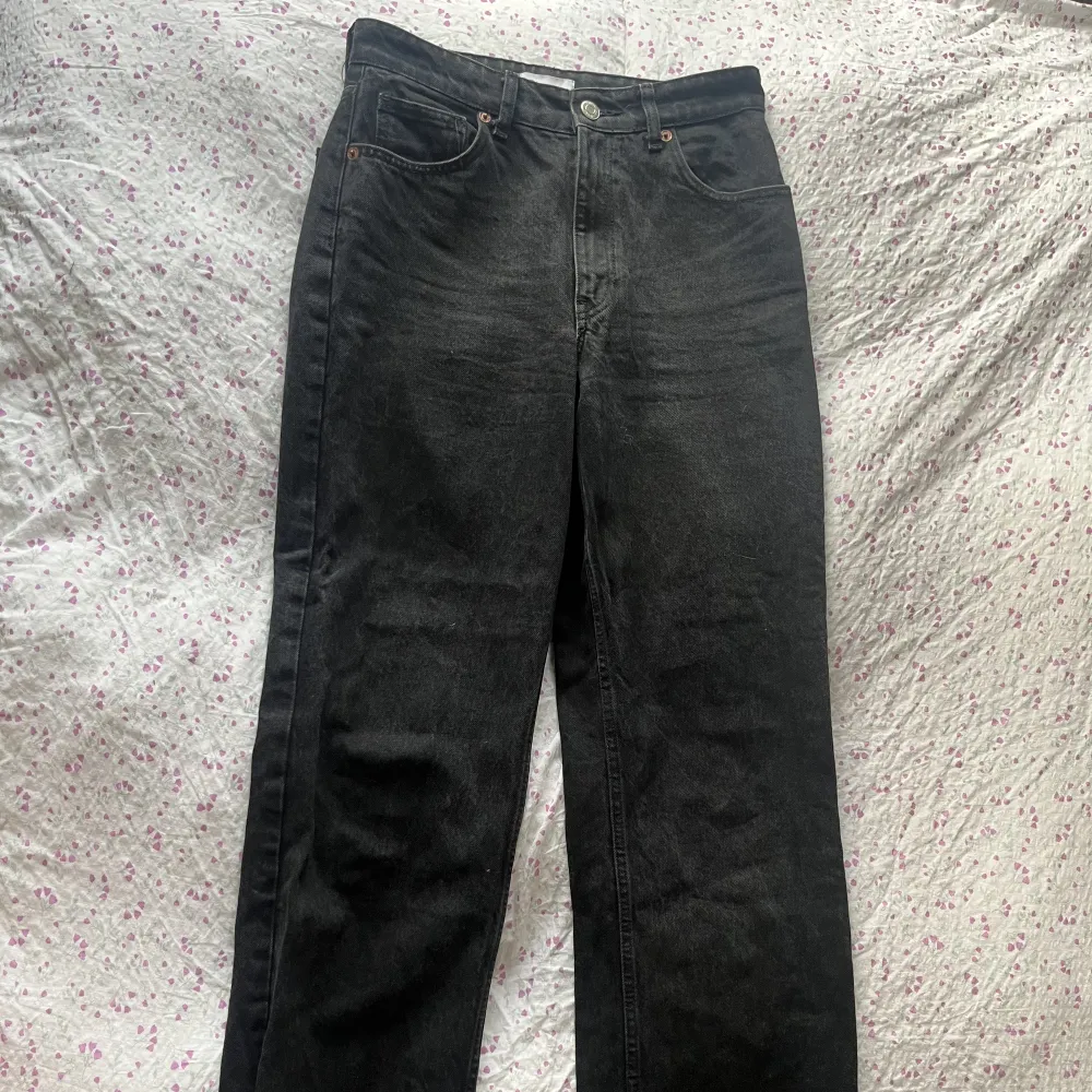 Säljer dessa ”urtvättade” svarta jeans från zara som inte kommer till användning. Använda Max 2 gånger.  I storlek 40. Köparen står för frakten💙. Jeans & Byxor.