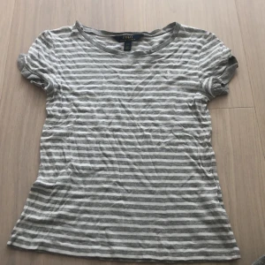 Vit, grå randig tröja - Vit grå randig t shirt