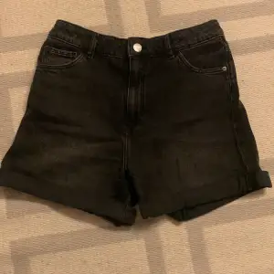 Mörkgråa jeans shorts. Från H&M. Har band på båda sidor så att man kan ändra storleken i midjan, som ni kan se på bild 2. Använda, i bra skick. Storlek 158.