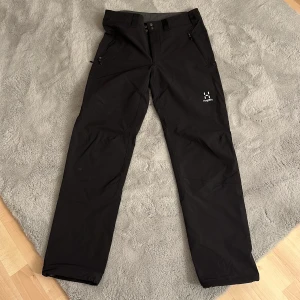 Haglöfs byxor - Säljer mina haglöfs byxor köpta för 2 månader sedan, dem är super fina i skicket då dom endast användits 2 gånger, det finns inga hål eller något fel på dem, dem är som nya i skicket